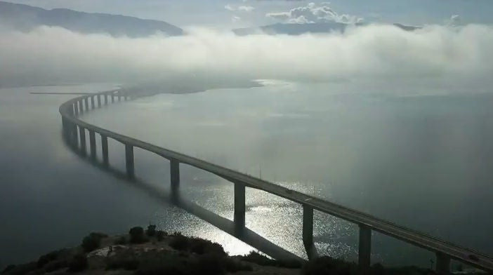 Εντυπωσιακό βίντεο από την υψηλή γέφυρα Σερβίων με την εναλλαγή του καιρού